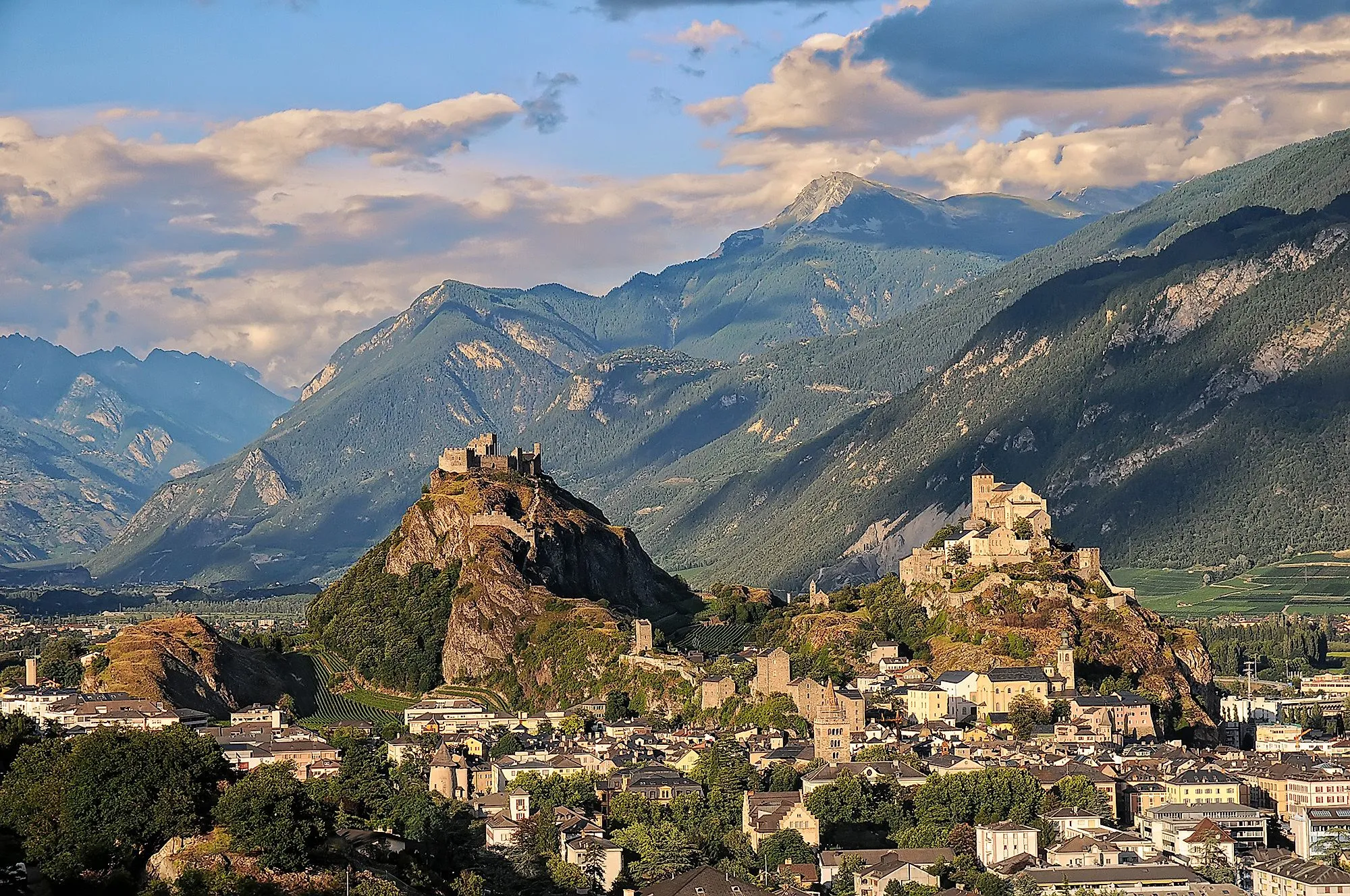 Die beiden markanten Burgen Valère und Tourbillon in Sion im Kanton Wallis eingebettet in eine Berglandschaft