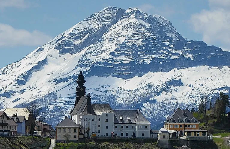 Annaberg avec église et Ötscher en arrière-plan en Basse-Autriche