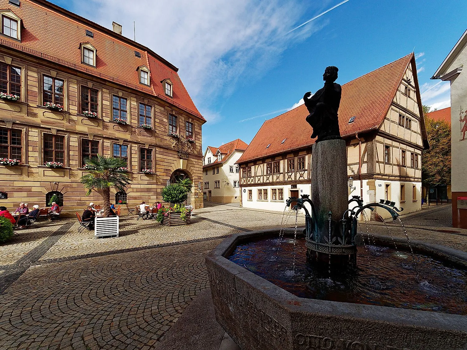 Piazza del municipio di Bad Kissingen con la fontana di Otto von Bismarck e le case a graticcio