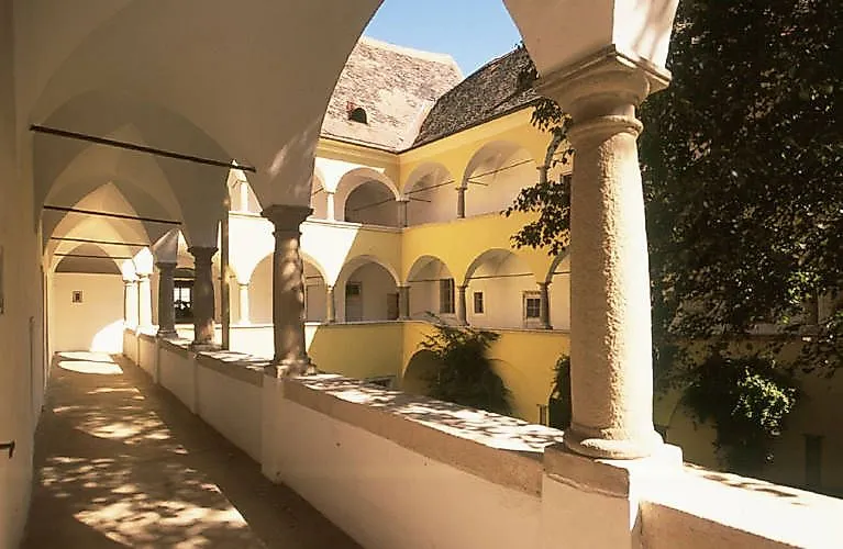 Innenhof des Palais Herberstorff in Bad Radkersburg mit historischer Architektur und Arkadengängen.
