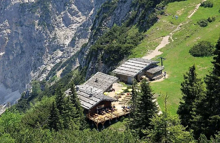 Gemütliche Schlegelmulde-Alm am Predigtstuhl in Bad Reichenhall mit Panoramablick im Sommer