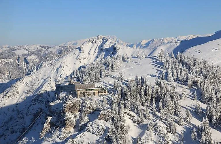 Verschneite Winterlandschaft mit Berghotel am Predigtstuhl bei Bad Reichenhall im Sonnenschein