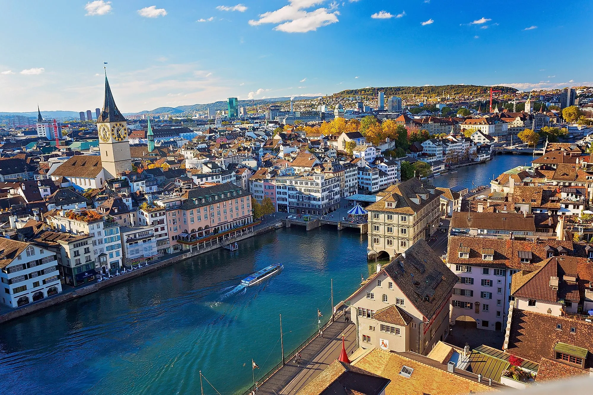Blick auf die Zürcher Altstadt mit Limmat und Fraumünster-Kirche