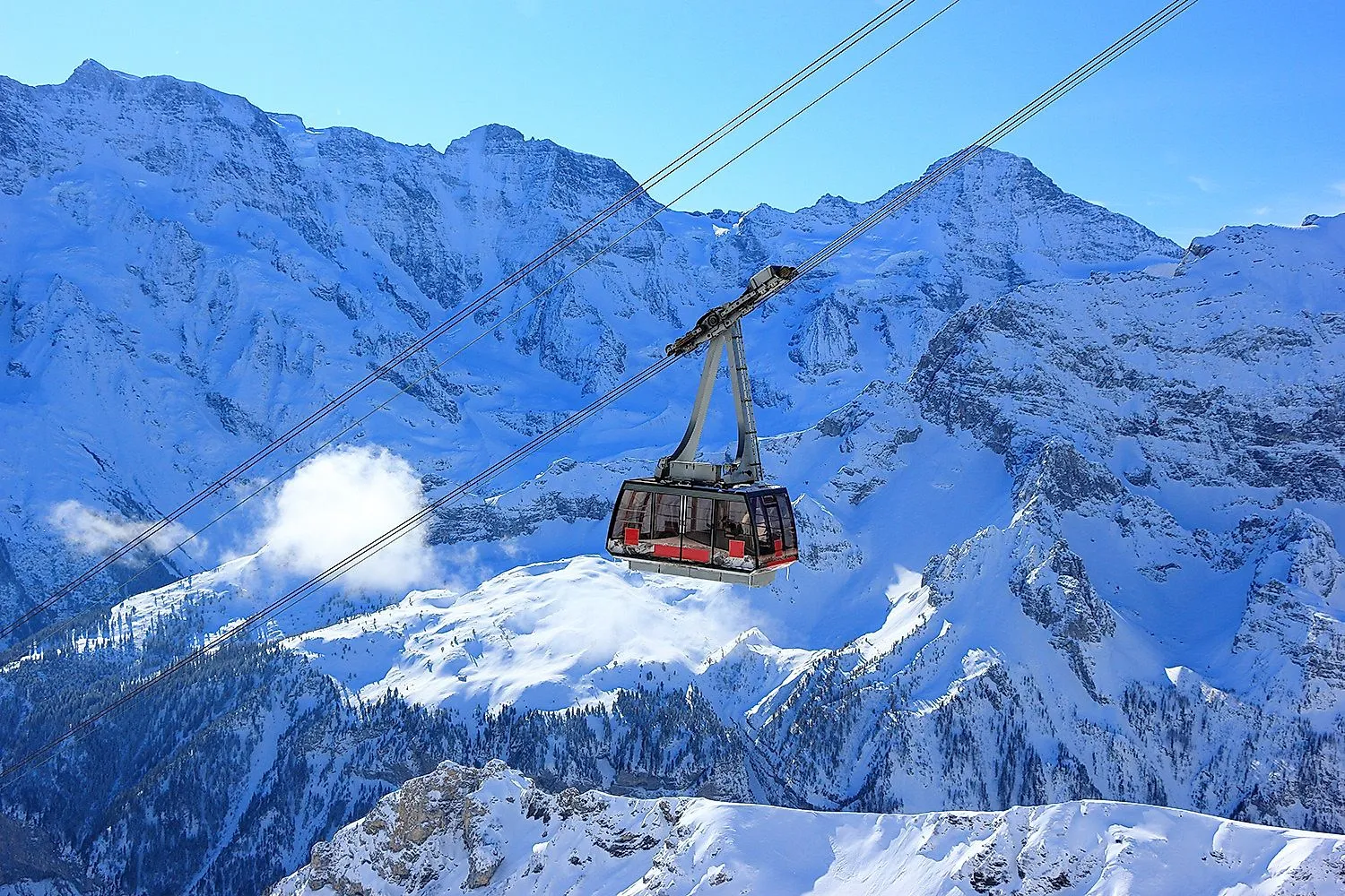 Seilbahn von Mürren auf das Schilthorn mit spekatulären, verschneiten Berggipfeln