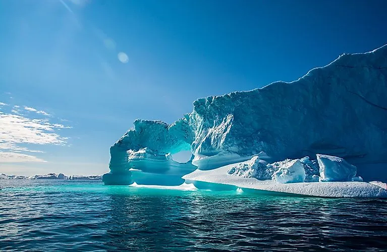 Eisberg im Sommerlicht vor Grönlands Küste
