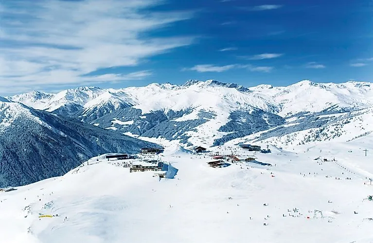 Schneebedeckte Berglandschaft mit Skipisten und Liftanlagen im Skigebiet Finkenberg im Zillertal