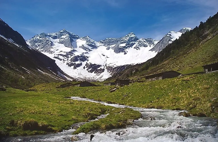 Wildbach in einem alpinen Hochtal bei Finkenberg, eingerahmt von schneebedeckten Bergen