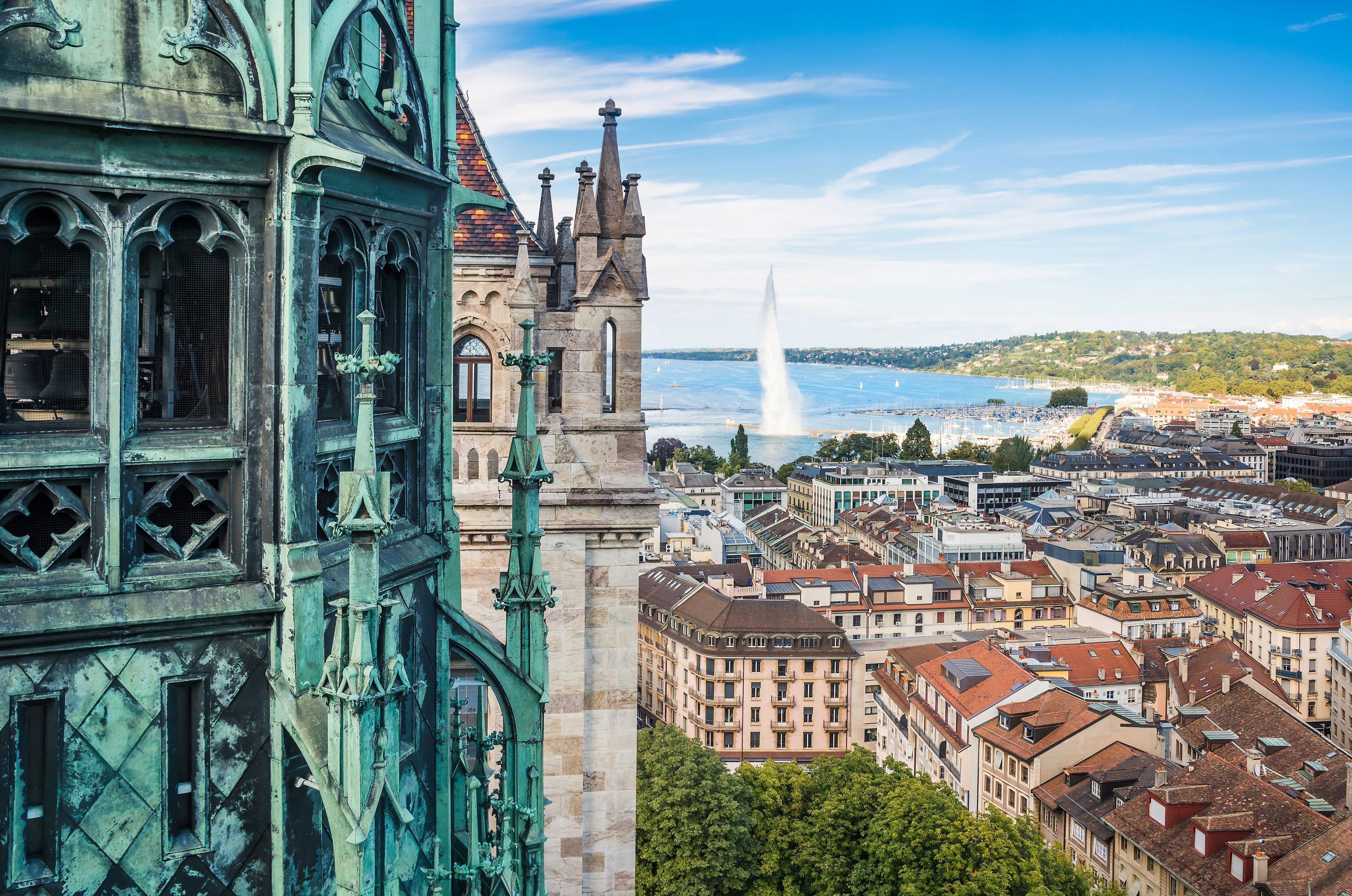 Kathedrale Saint-Pierre und Altstadt Genf mit Jet d’Eau und Genfersee im Hintergrund