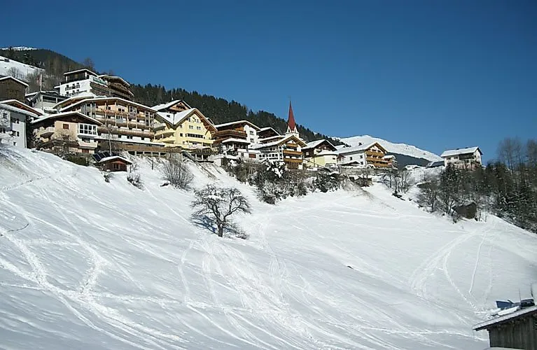 Kappl in Tirol mit verschneiten Häusern und Kirchturm im Winter