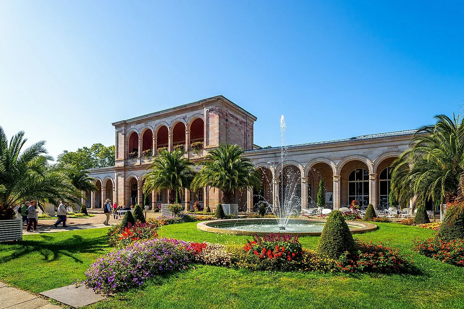 Giardini termali di Bad Kissingen con Wandelhalle, palme e fontana al sole