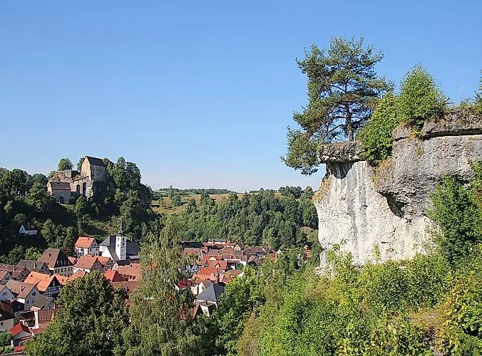Blick auf die historische Burg Pottenstein inmitten grüner Landschaft in Franken