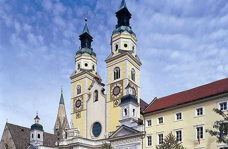 Der imposante Domplatz in Brixen mit den markanten Doppeltürmen im Sommer.