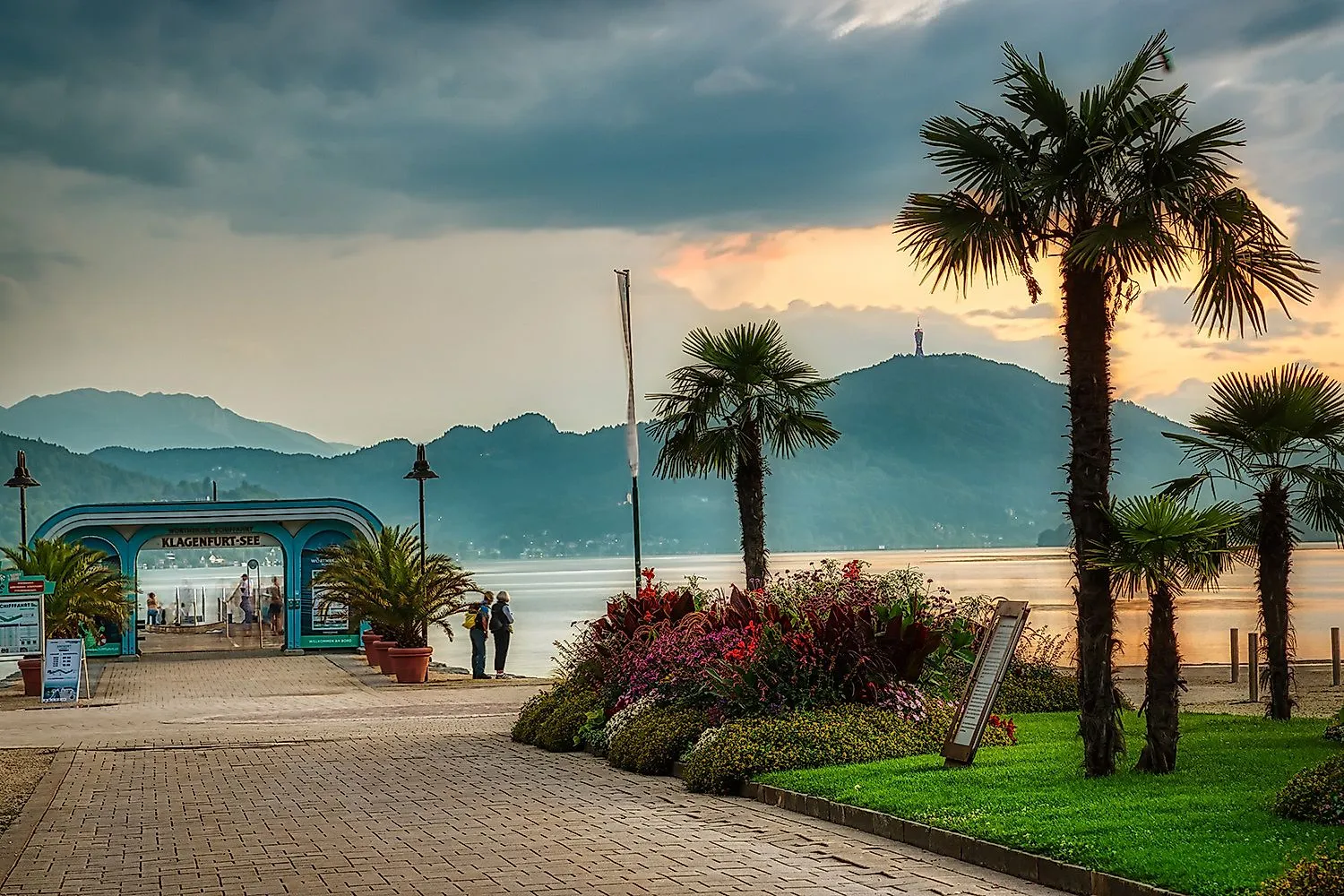 Dolce Vita in Klagenfurt - lakeside promenade with palm trees and views of Lake Wörthersee