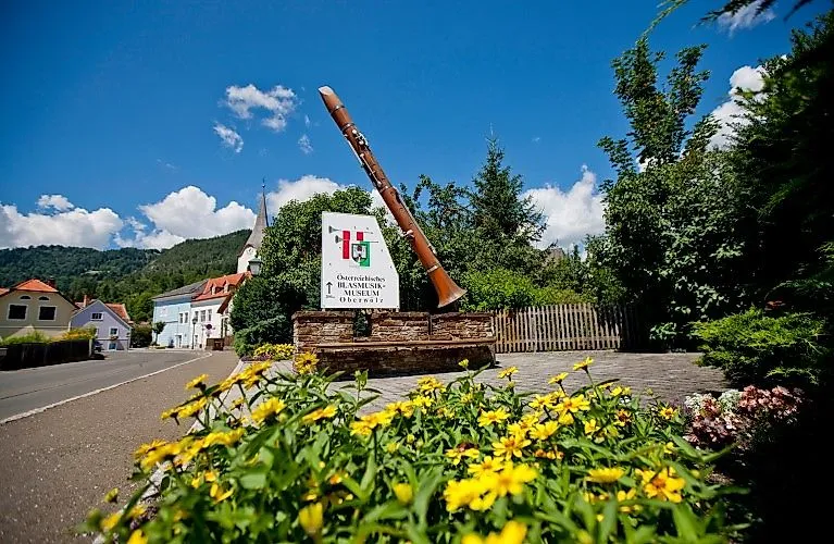Ausblick auf das Blasmusikmuseum in Oberölz mit einer überdimensionalen Flöte