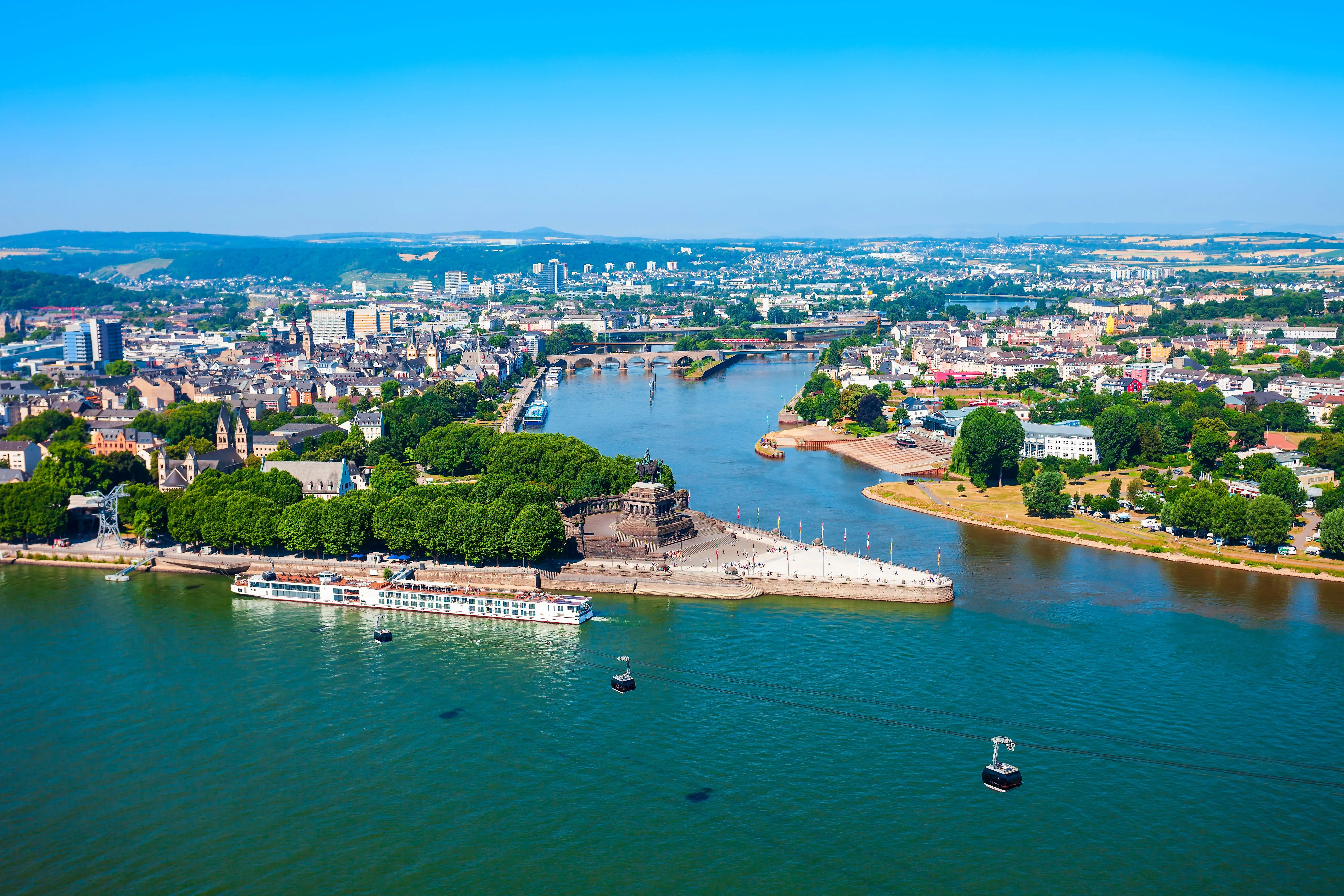 Luftaufnahme von Koblenz mit dem Deutschen Eck und dem Zusammenfluss von Rhein und Mosel.