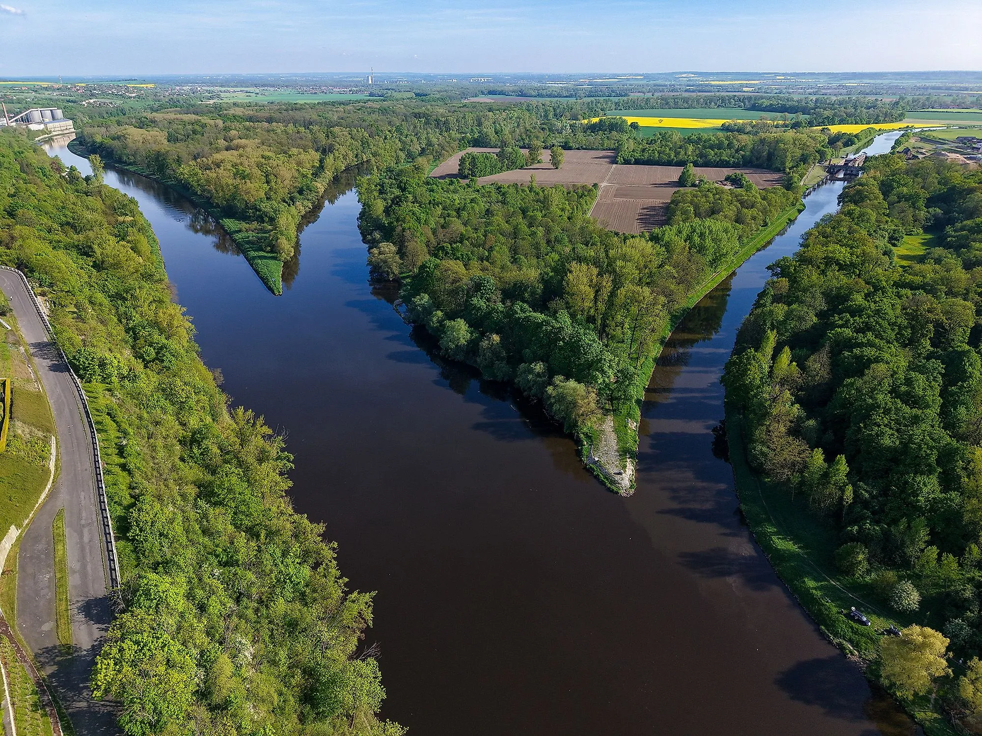 Luftaufnahme des Zusammenflusses von Elbe und Moldau bei Mělník, umgeben von Feldern.