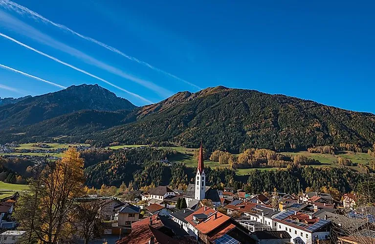 Blick auf Mieders im Stubaital mit markanter Kirche und den Stubaier Alpen im Hintergrund