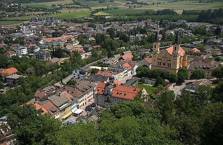 Blick über die Altstadt von Bruneck in Südtirol mit der Pfarrkirche St. Nikolaus im Pustertal