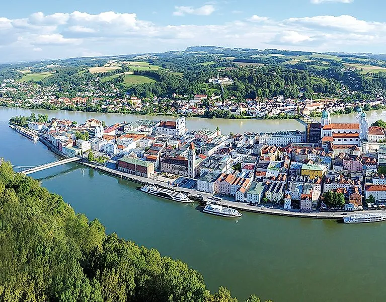 Vista panoramica di Passau con il Danubio, la città vecchia e le navi da crociera - angolo dei tre fiumi tra Danubio, Inn e Ilz