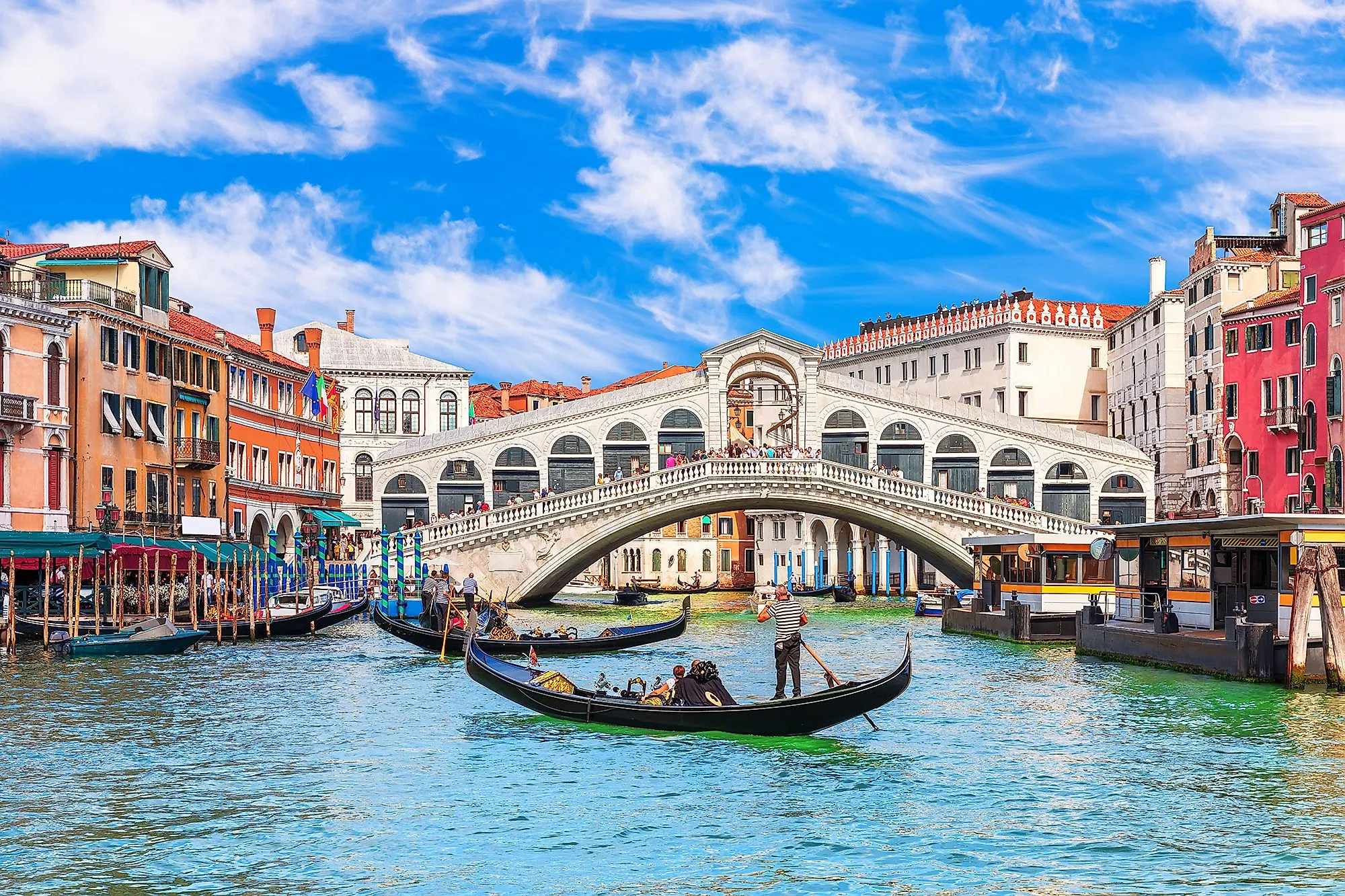 Gondeln auf dem Canal Grande mit Blick auf die Rialto-Brücke in Venedig
