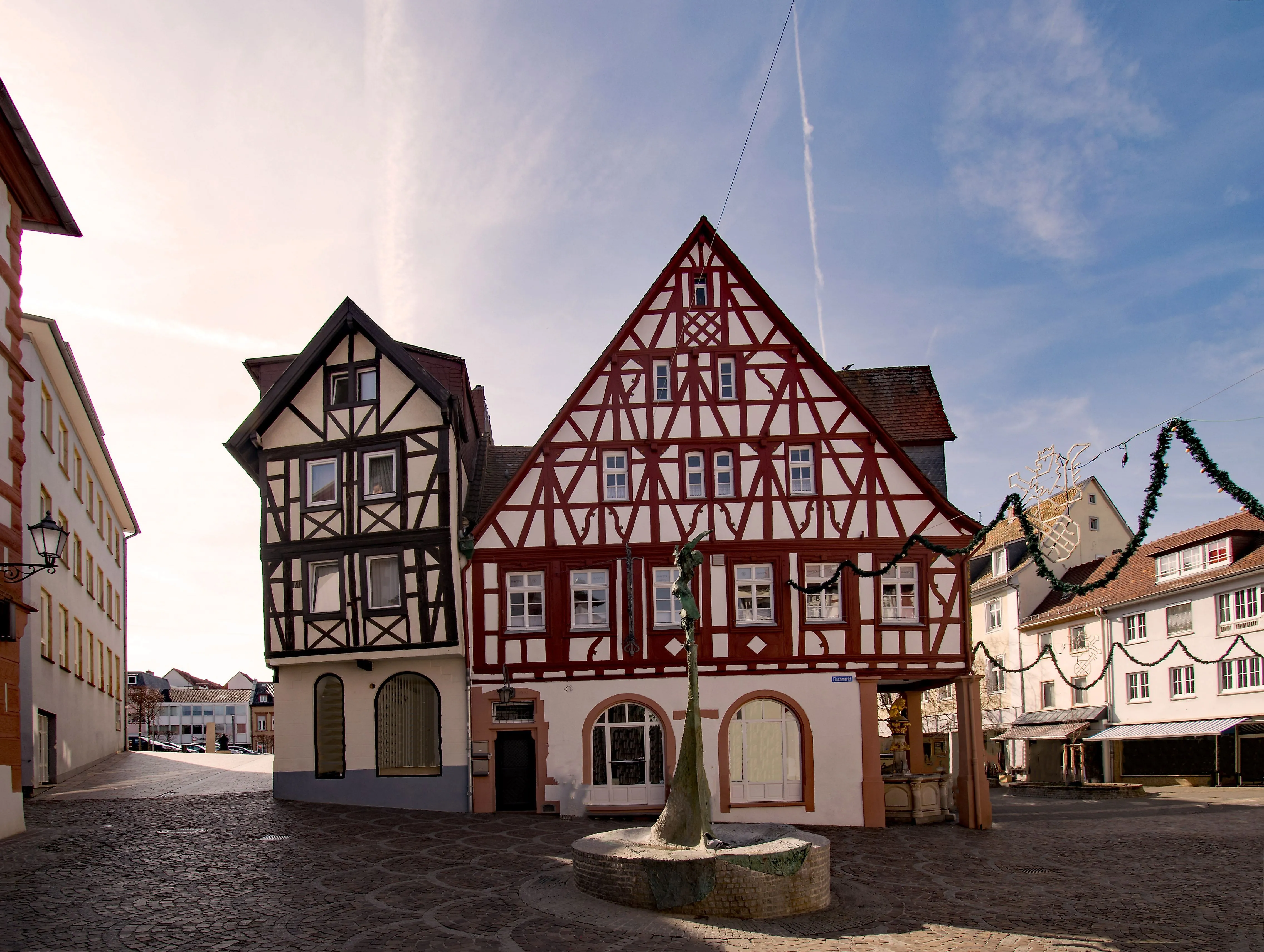 Fachwerkhäuser am Rossmarkt in Alzey in Rheinland-Pfalz bei blauem Himmel
