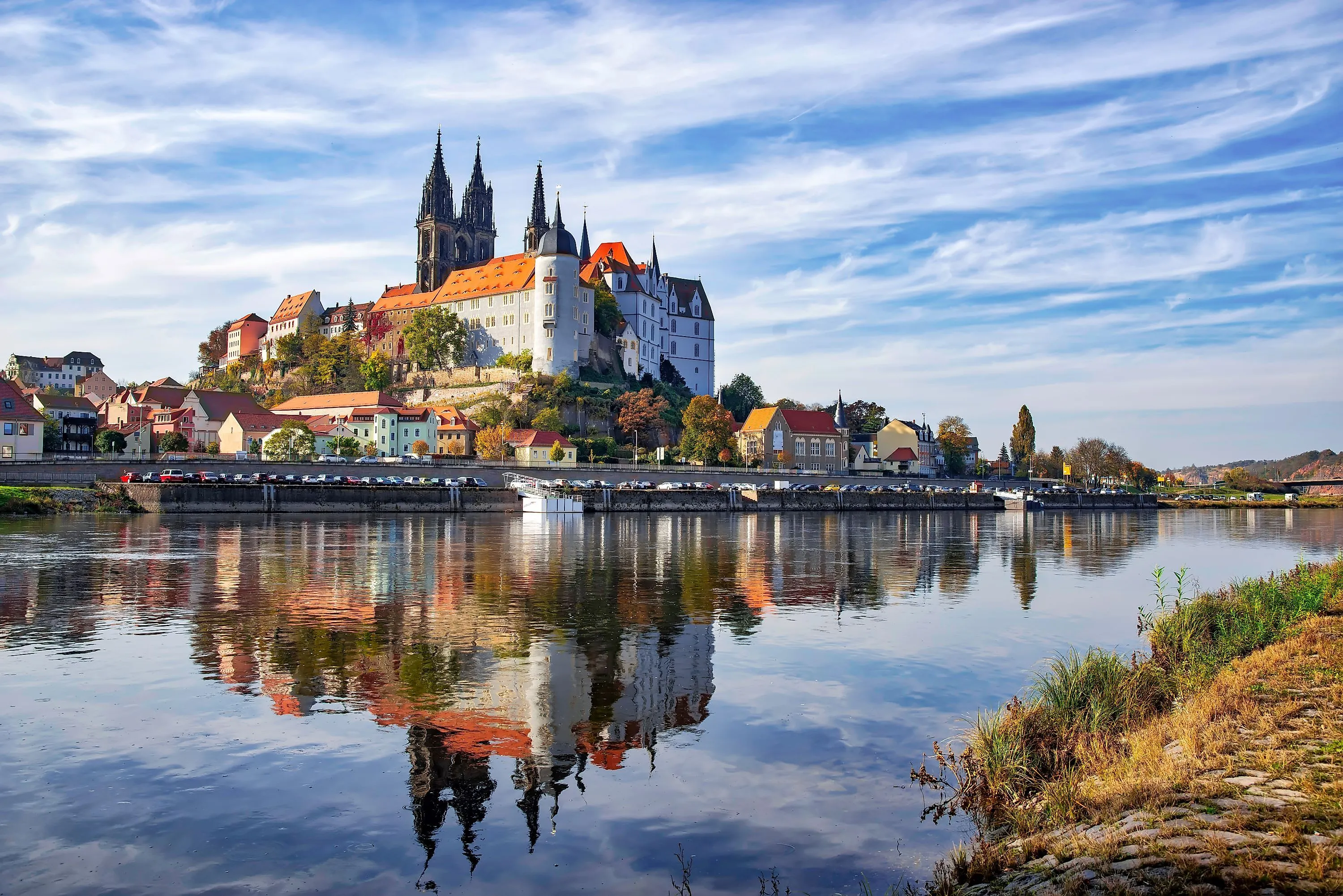 Albrechtsburg Meißen mit Dom und Altstadt an der Elbe, gespiegelt im Wasser