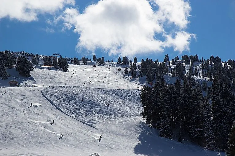 kifahrer auf sonniger, verschneiter Piste in der Zillertal Arena bei Wald im Pinzgau.