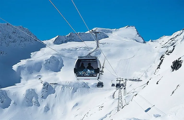 Skigondel in Sölden fährt durch tief verschneite Berge, bereit für ein unvergessliches Winterabenteuer.