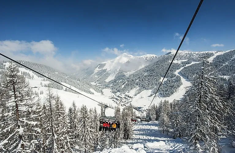 Estación de esquí Zauchensee con pistas nevadas y telesilla en invierno