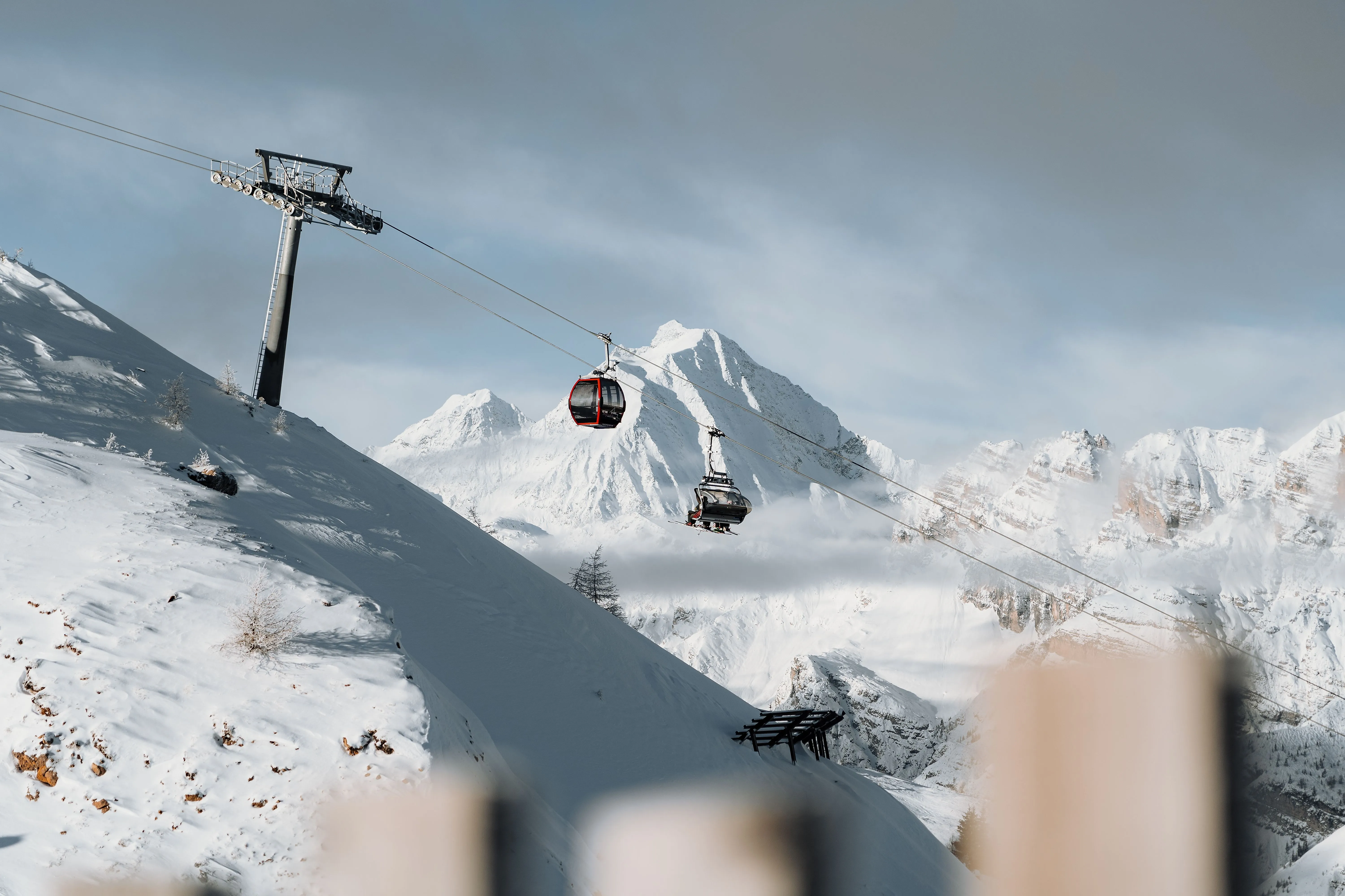 Moderne Gondelbahn im Winter über verschneite Hänge der Bergeralm mit imposanter Alpenkulisse im Hintergrund.