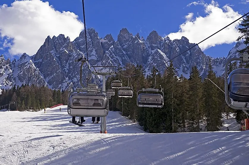 Winterliche Liftfahrt im Skigebiet Helm bei Innichen mit verschneiter Bergkulisse