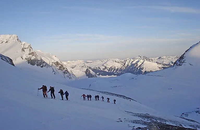 Tour sugli sci attraverso un paesaggio innevato vicino a Lenk, nella Simmental, in Svizzera