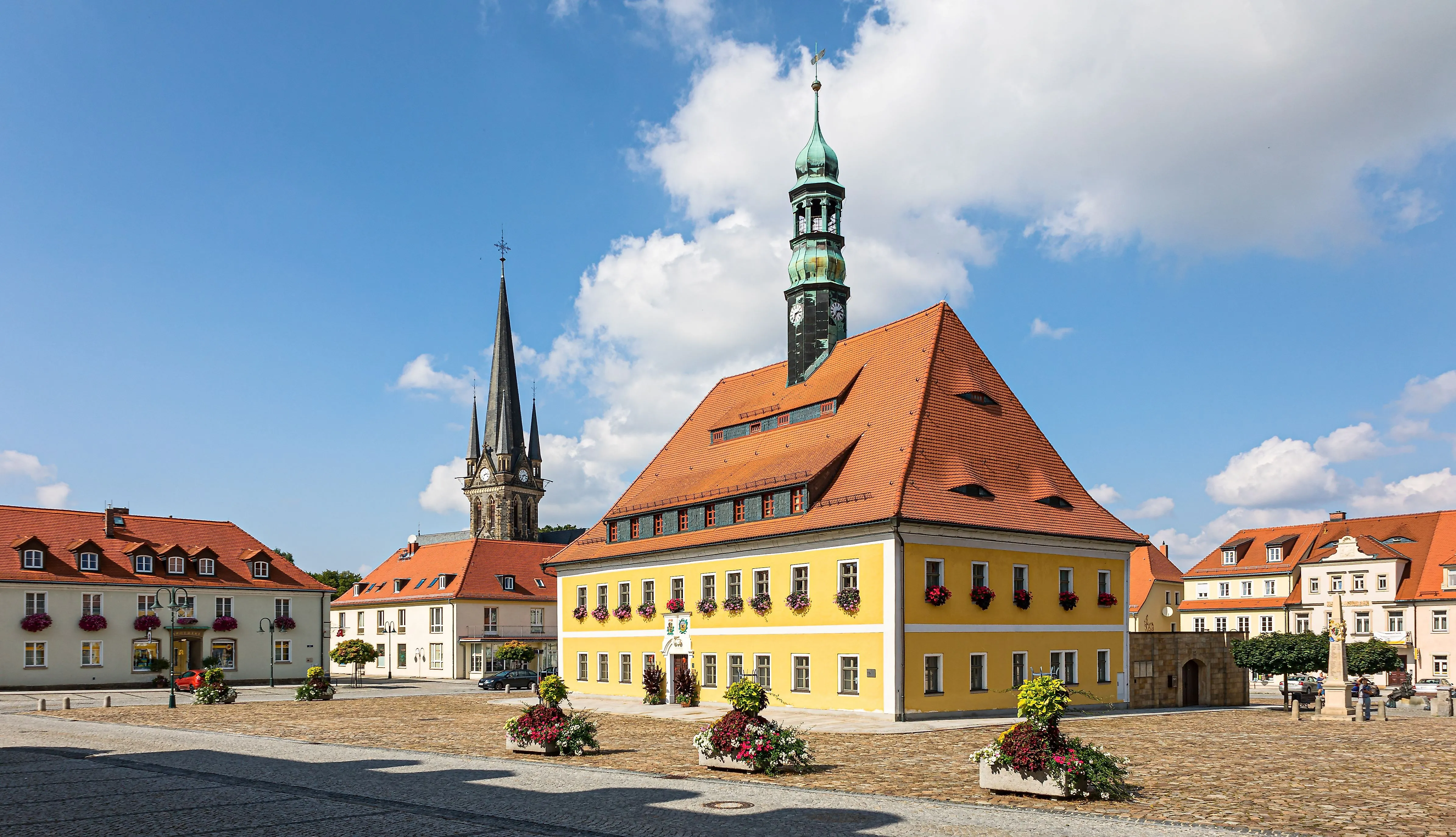 Historisches Rathaus in Neustadt in Sachsen mit Blumen und Blick auf den Marktplatz