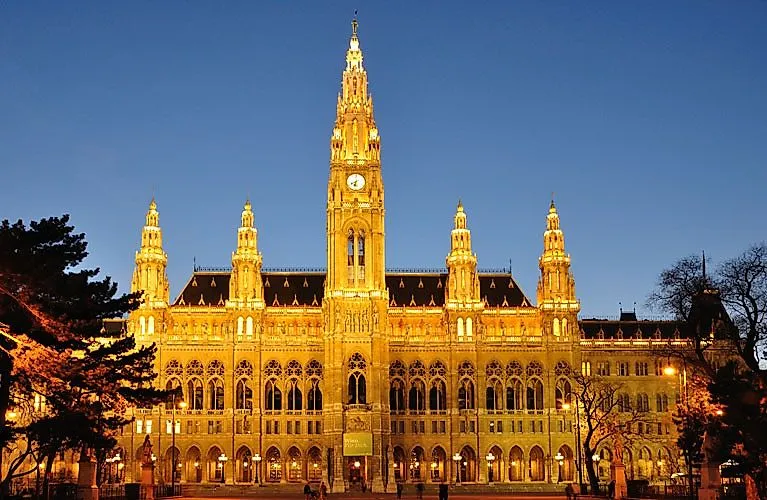 Il Municipio di Vienna illuminato in stile neogotico al crepuscolo