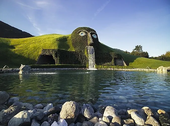 Der ikonische Riese mit Wasserfall bei den Swarovski Kristallwelten in Wattens, Tirol.
