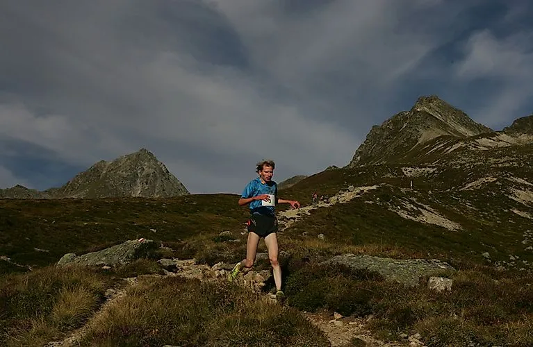 Läufer beim Trailrun durch Berglandschaft oberhalb von Kappl in Tirol