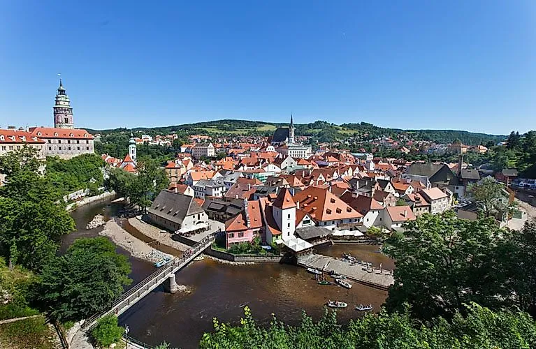Altstadt von Krumau mit Moldau und historischen Gebäuden