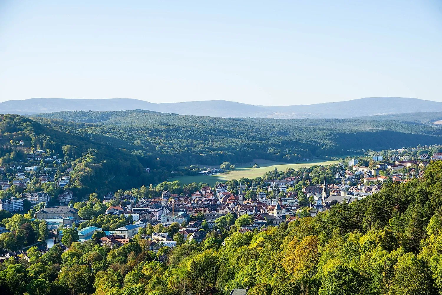 Vista di Bad Kissingen con il centro storico e il verde paesaggio collinare circostante