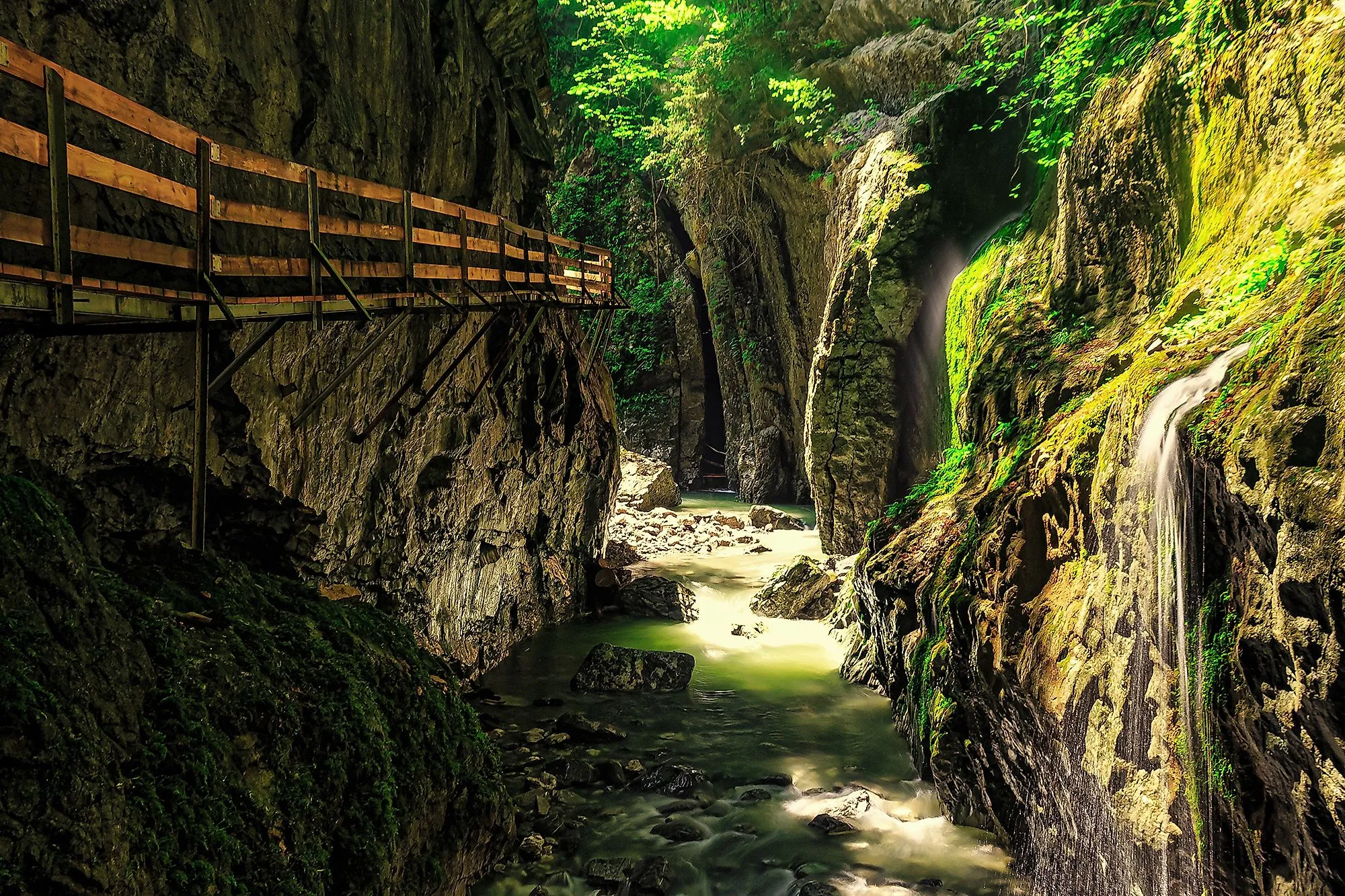 Holzsteg durch die Alplochschlucht bei Dornbirn mit Wasserfall und Felsen