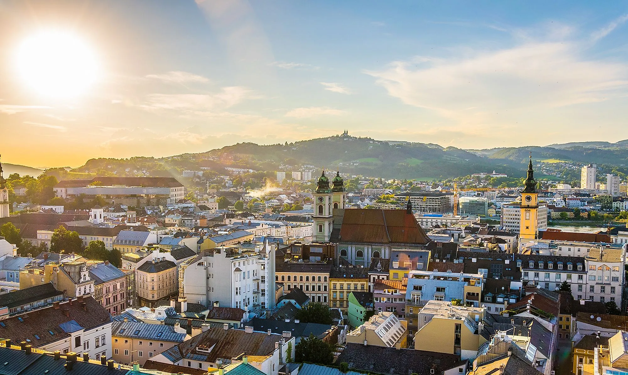 Panorama von Linz mit Mariendom, Altstadt und Pöstlingberg im Sonnenlicht