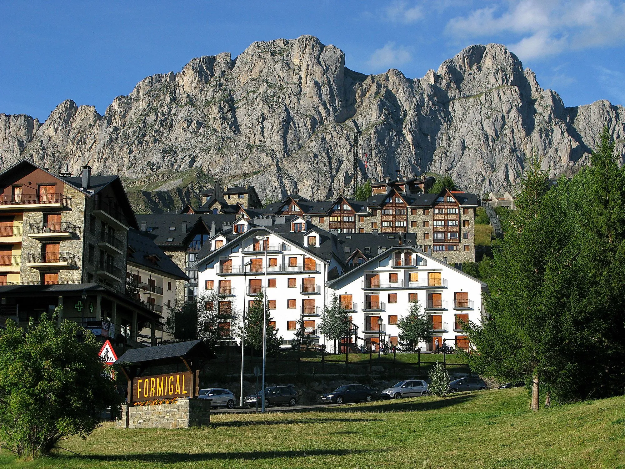 Das Bergdorf Formigal in den spanischen Pyrenäen mit eindrucksvoller Felskulisse im Sommer