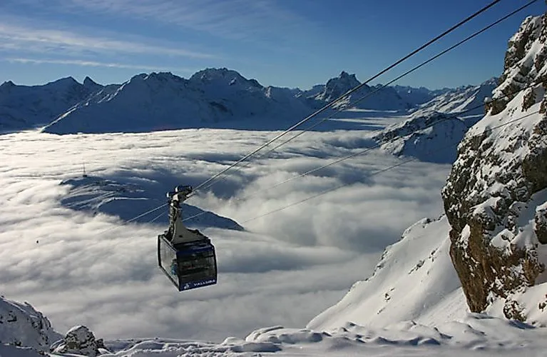 Un teleférico lleva a Valluga por encima de las nubes en St. Anton am Arlberg