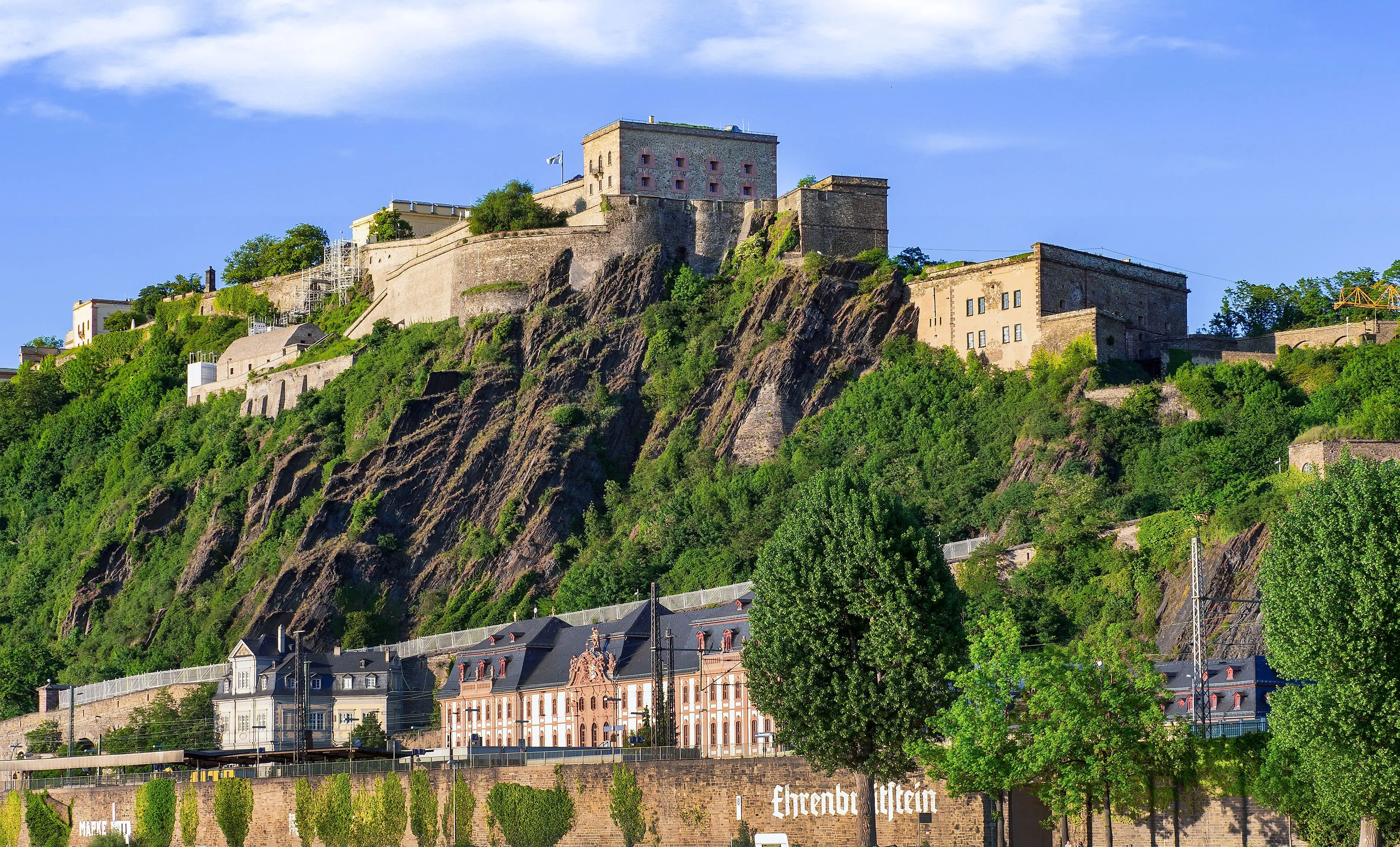 Blick auf die Festung Ehrenbreitstein in Koblenz auf einem steilen Felsen über dem Rhein.