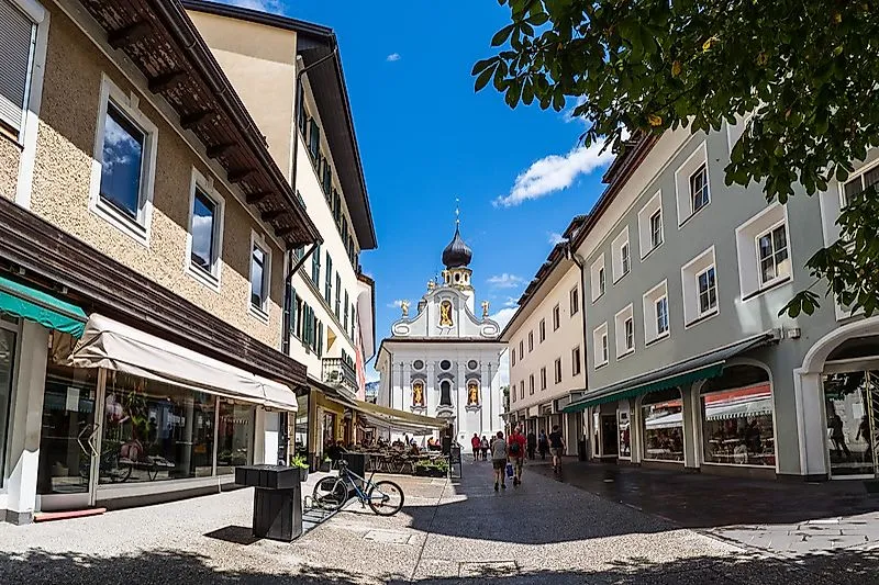 Historisches Zentrum von Innichen mit Kirche und Geschäften in der Fußgängerzone