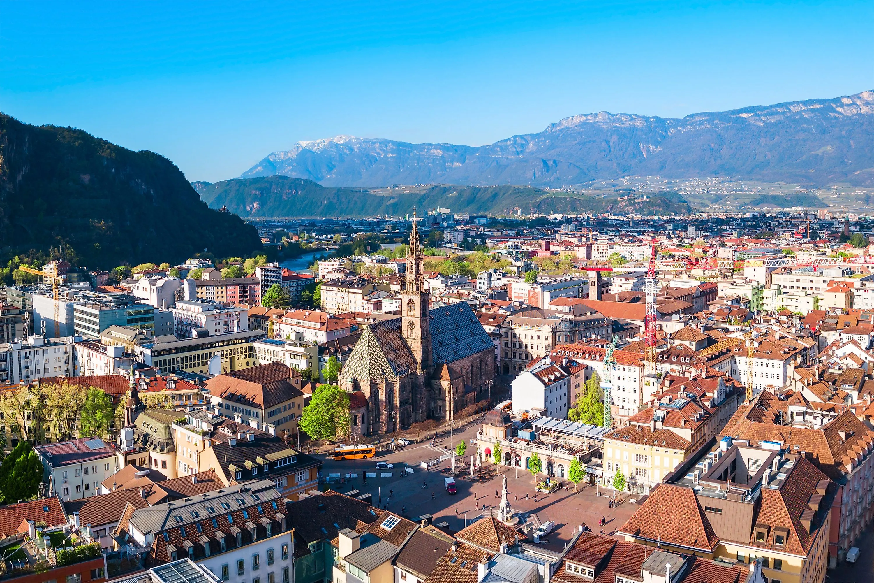 Altstadt von Bozen mit Dom Maria Himmelfahrt und Bergpanorama in Südtirol