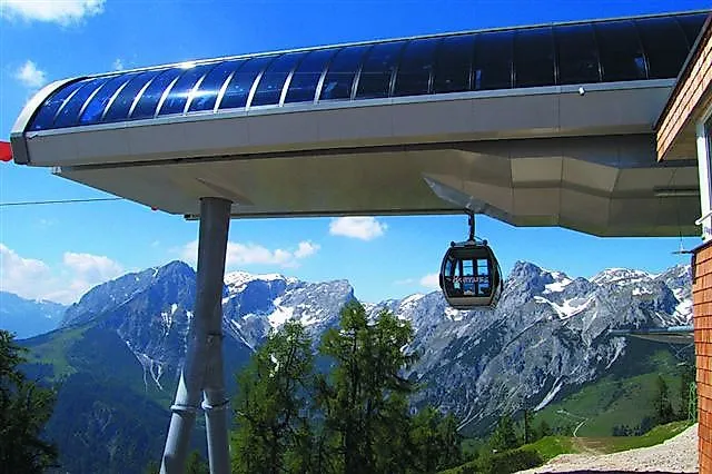 Gondelbahn mit Blick auf schneebedeckte Gipfel in Werfenweng
