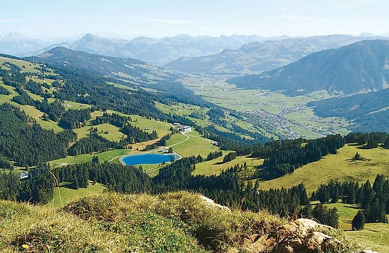 Weitblick über grüne Berge und Almgebiet bei Westendorf im Sommer