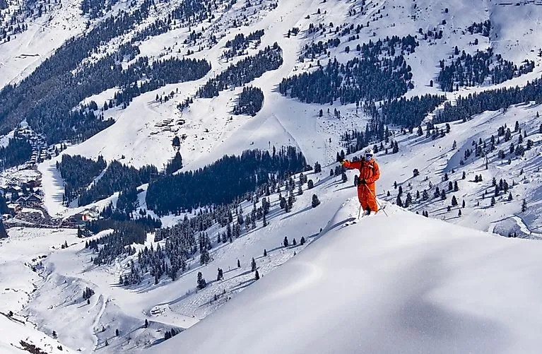 Skifahrer im Tiefschnee in Hochfügen mit Blick auf das verschneite Zillertal