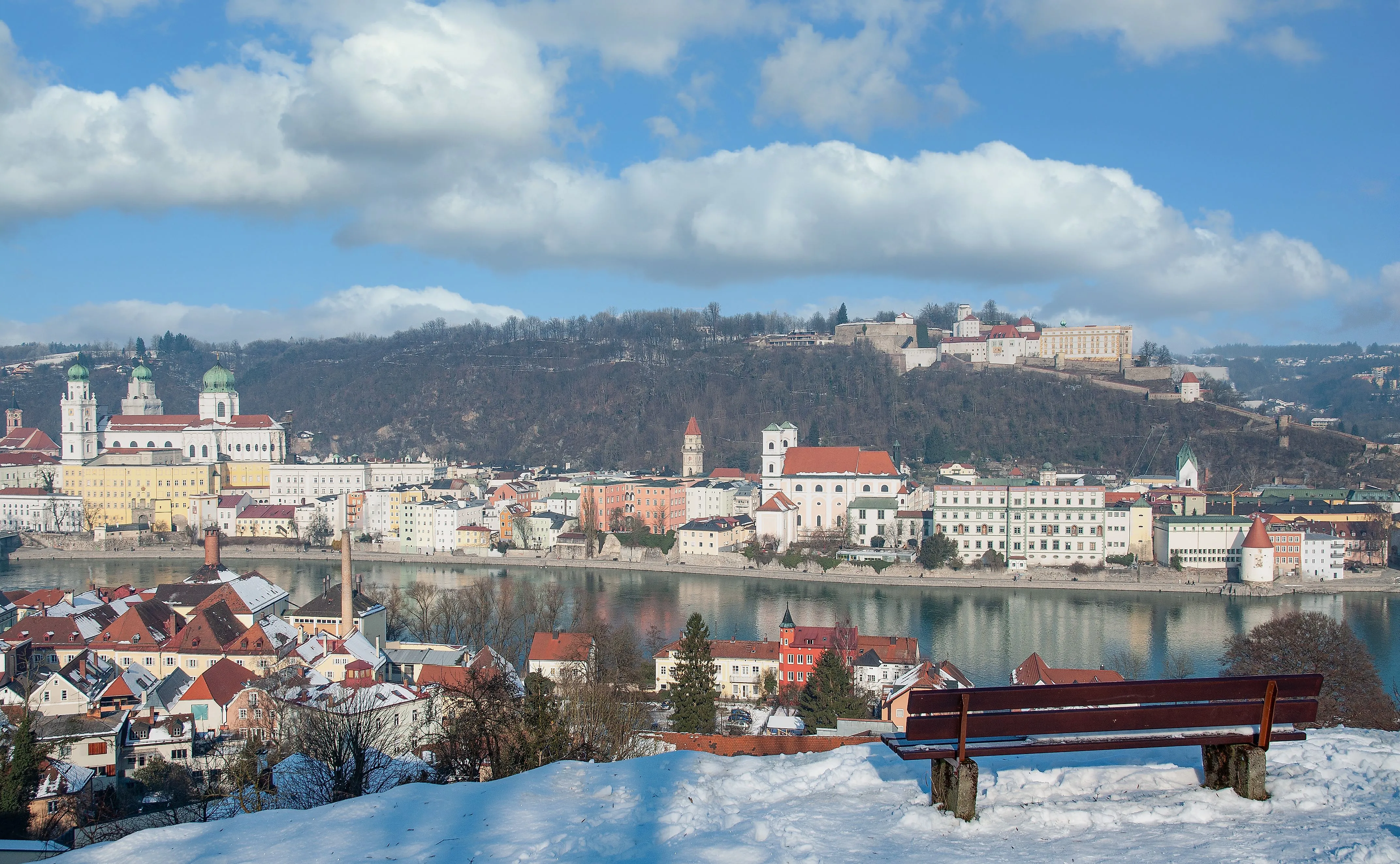 Atmosfera invernale nella città dei tre fiumi con una vista innevata di Passau con il centro storico, la cattedrale, la fortezza di Oberhaus e il Danubio