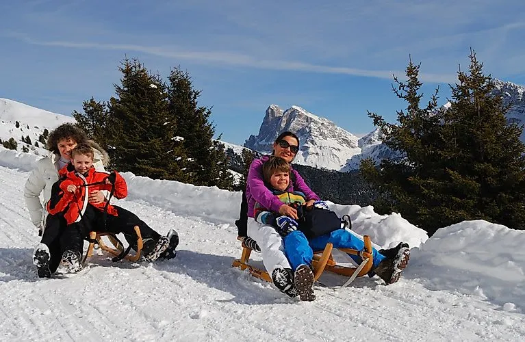 Rodelspaß mit der Familie im verschneiten Winterparadies Brixen.